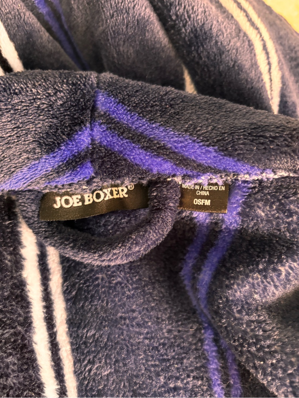 JOE BOXER Men’s Striped Plush Robe in Deep Navy and White - Picture 2 of 3